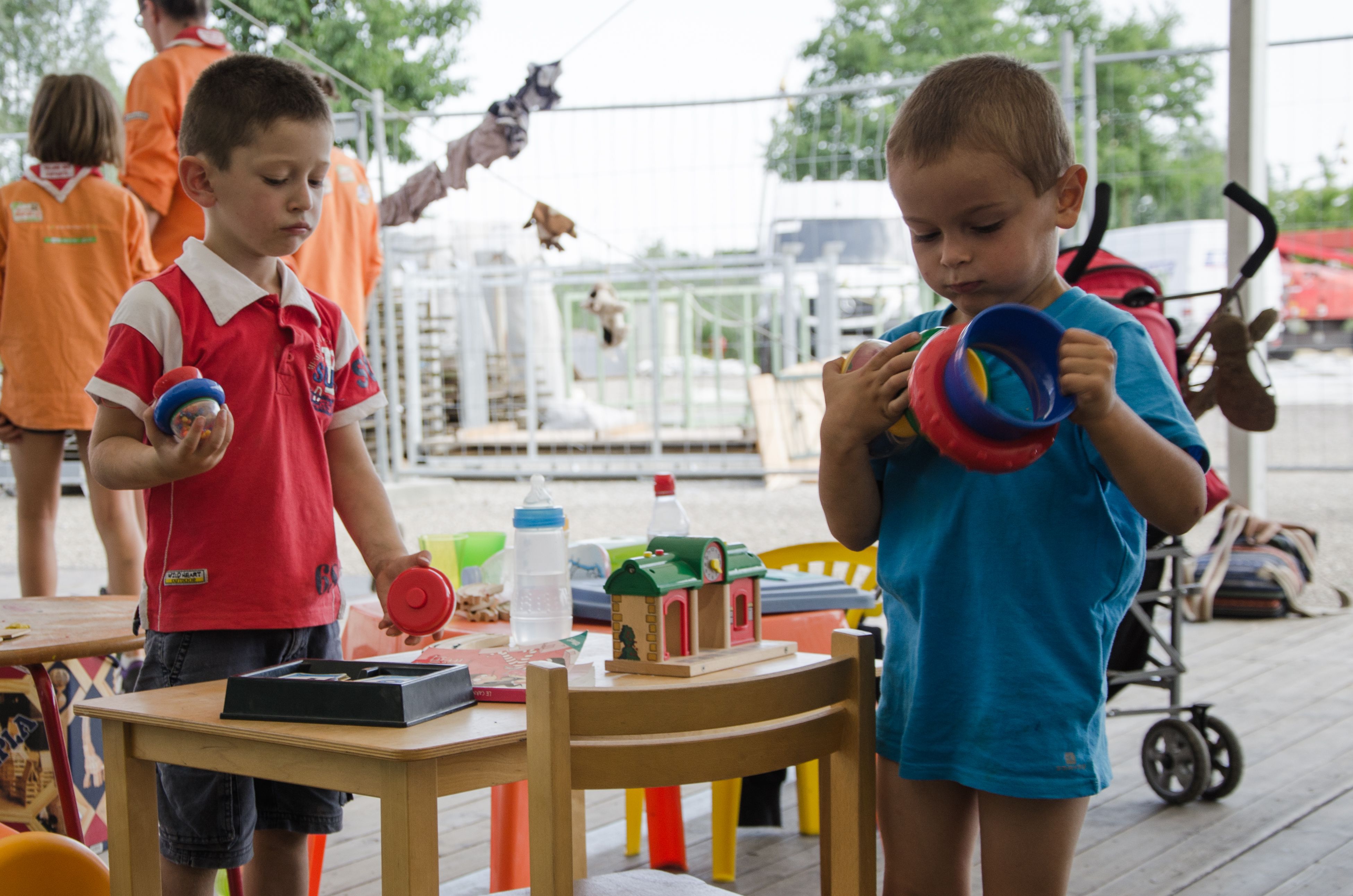 Les enfants construisent des pyramides