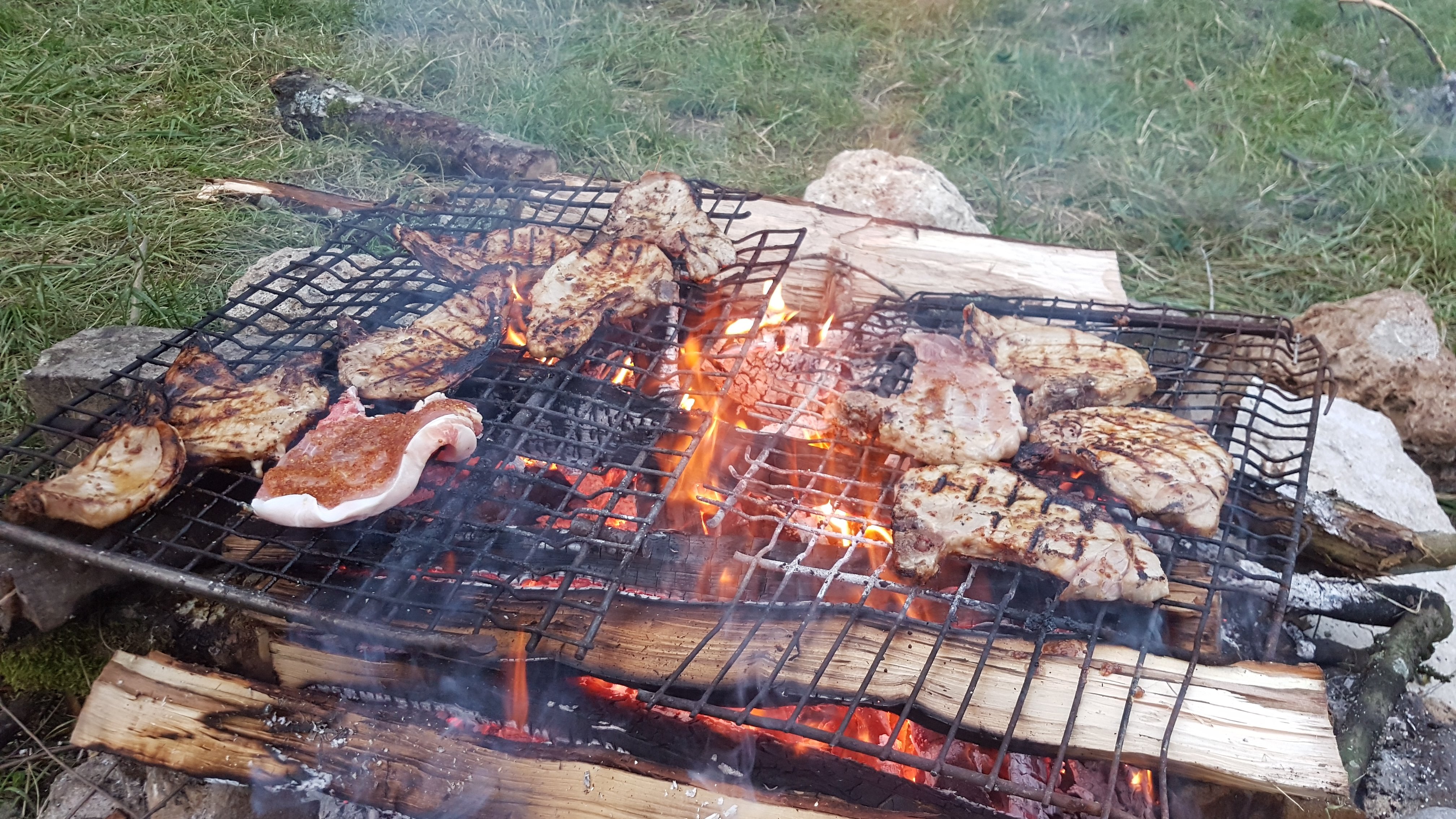 15 plats et desserts au feu de bois simples à ne pas manquer en camp