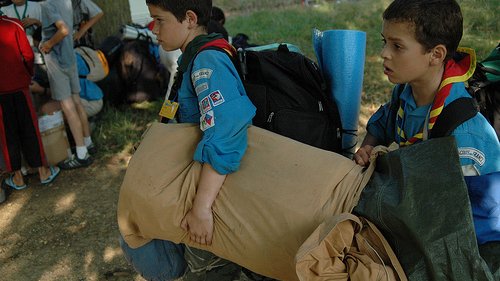 Plier une tente scoute