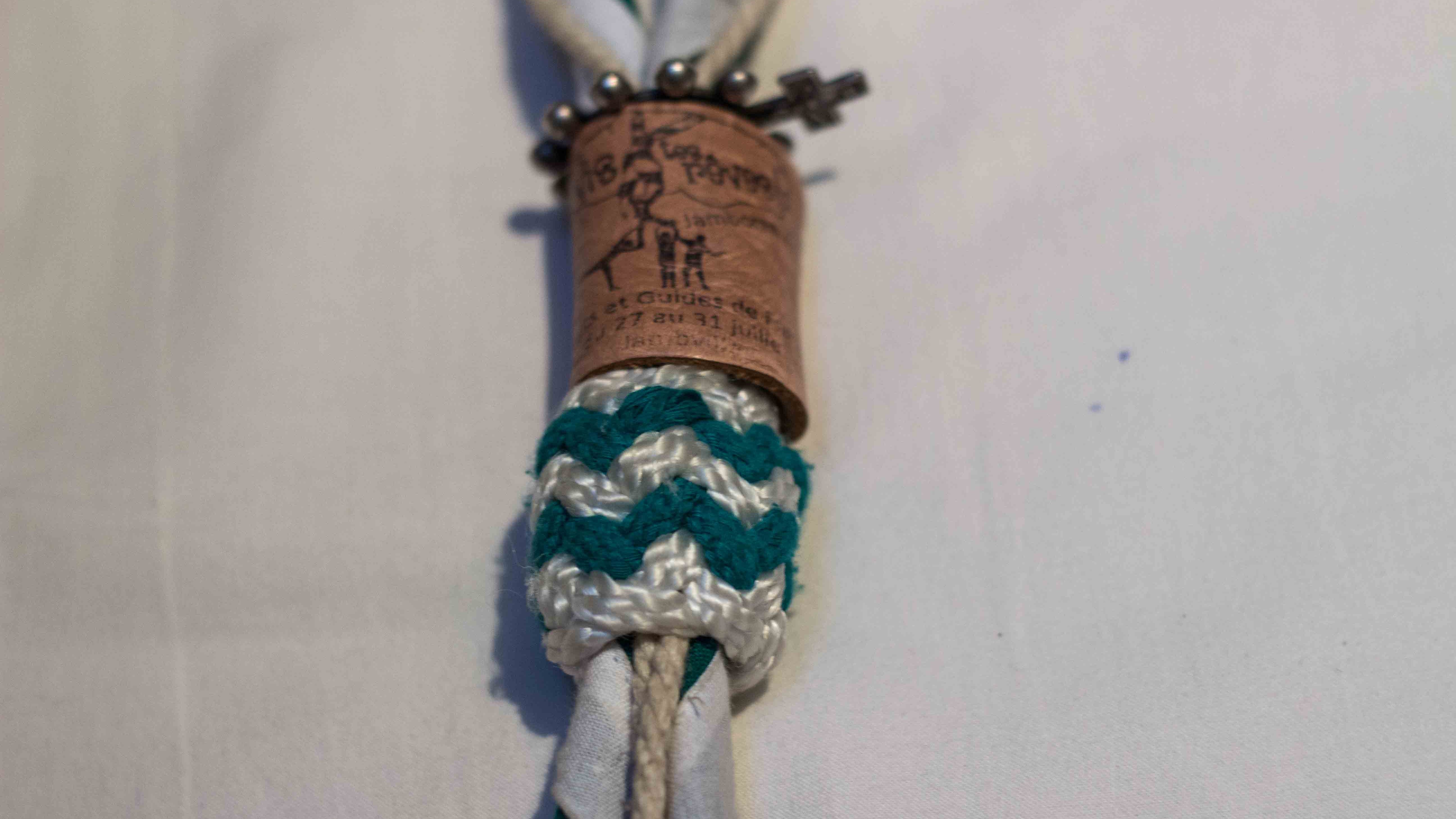 Une bague de foulard bicolore