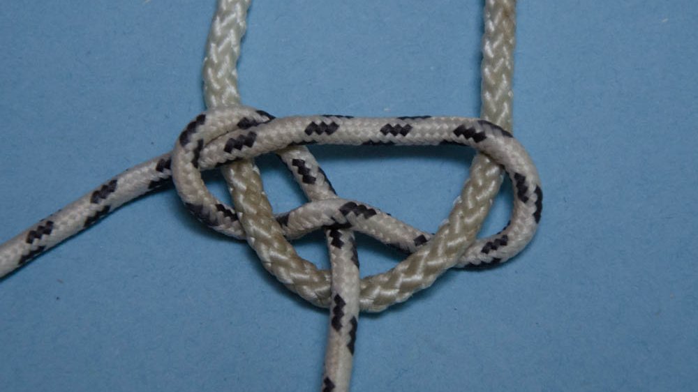 Attacher un filin à une corde