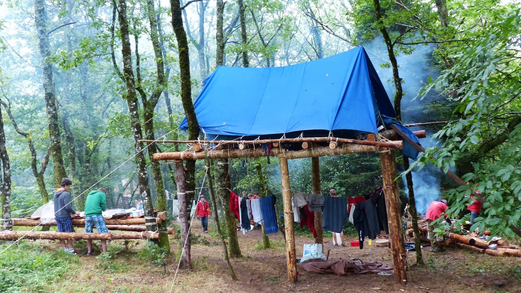 La tente sur-élevée (ou sur pilotis) un peu plus élevée